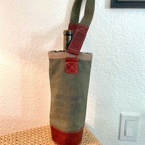 Mona B Waxed Wine Carrier with “Novinophobia”